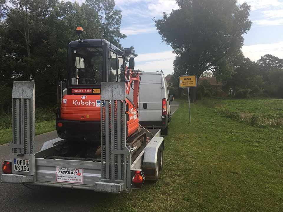 Baufahrzeug auf einem Anhänger