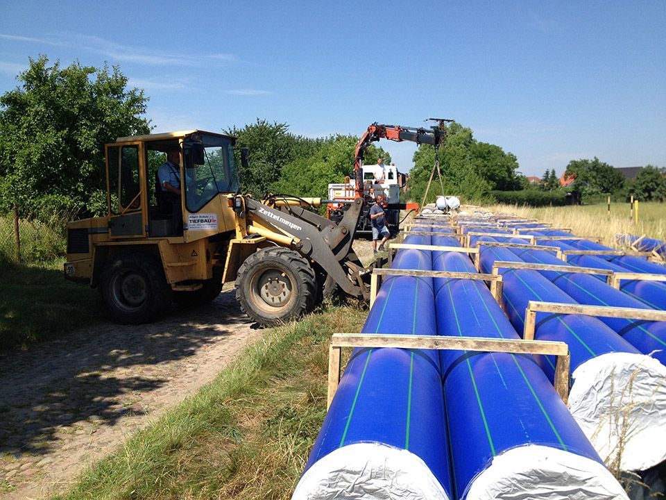 Rohre liegen bereit für die Tiefbauarbeiten