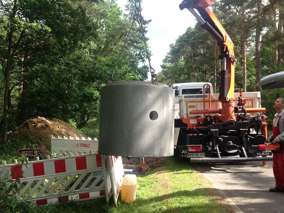 Großes Tiefbaufahrzeug auf Weg