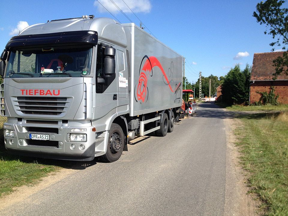LKW auf Feldweg