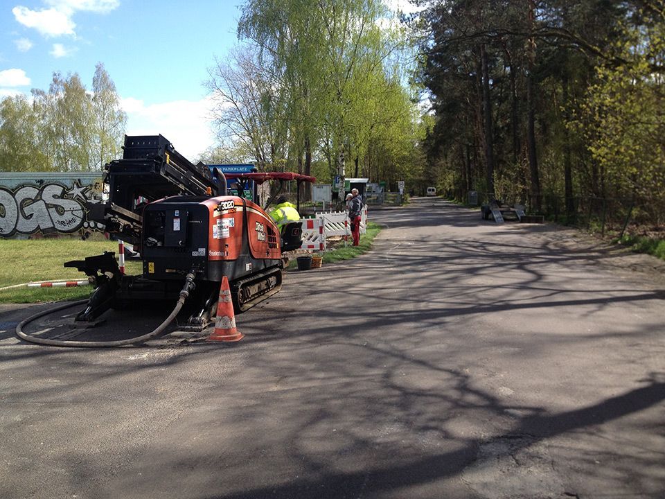 Tiefbauarbeiten mit Baufahrzeug