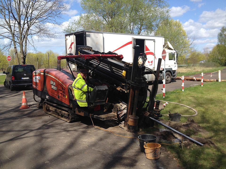 Tiefbauarbeiten mit Baufahrzeug