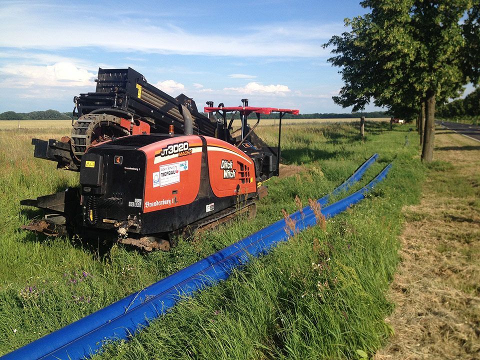 Tiefbauarbeiten mit Baufahrzeug