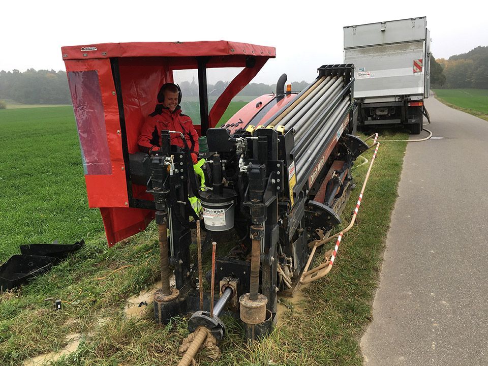 Tiefbauarbeiten mit großem Baufahrzeug