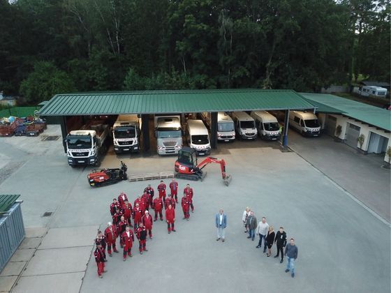 Belegschaft im Fuhrpark eines Tiefbauunternehmens