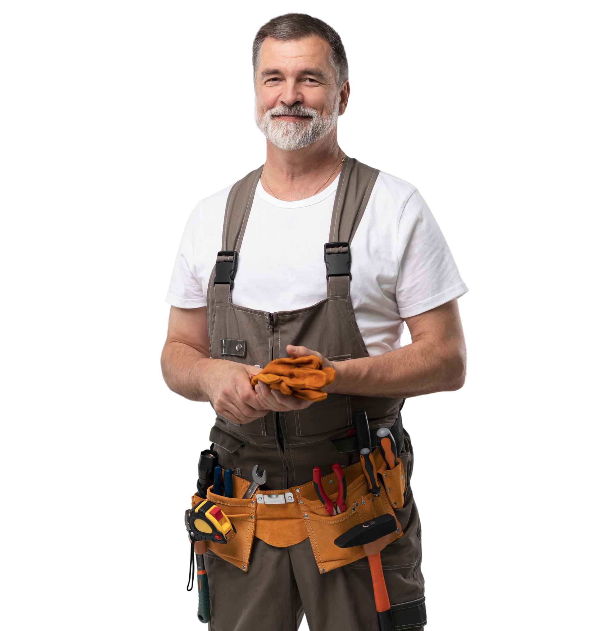 Un homme à tout faire souriant, vêtu d'une chemise blanche et d'une salopette de travail marron, tient des outils sur fond blanc.