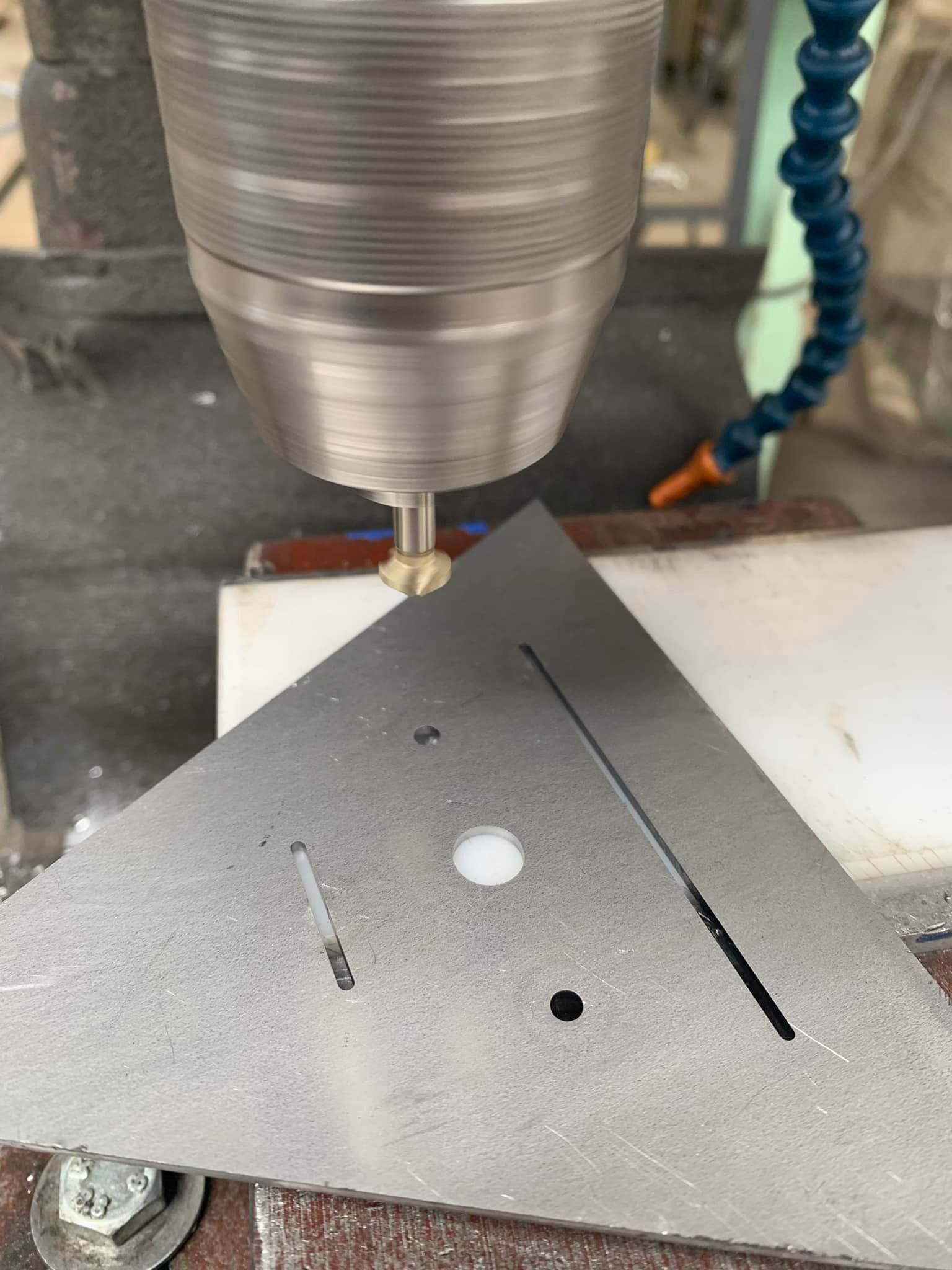 Machine à fraiser en cours de fonctionnement