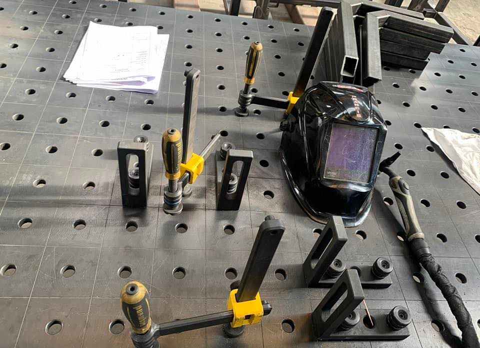 Outils et masque à souder poser sur un plan de travail