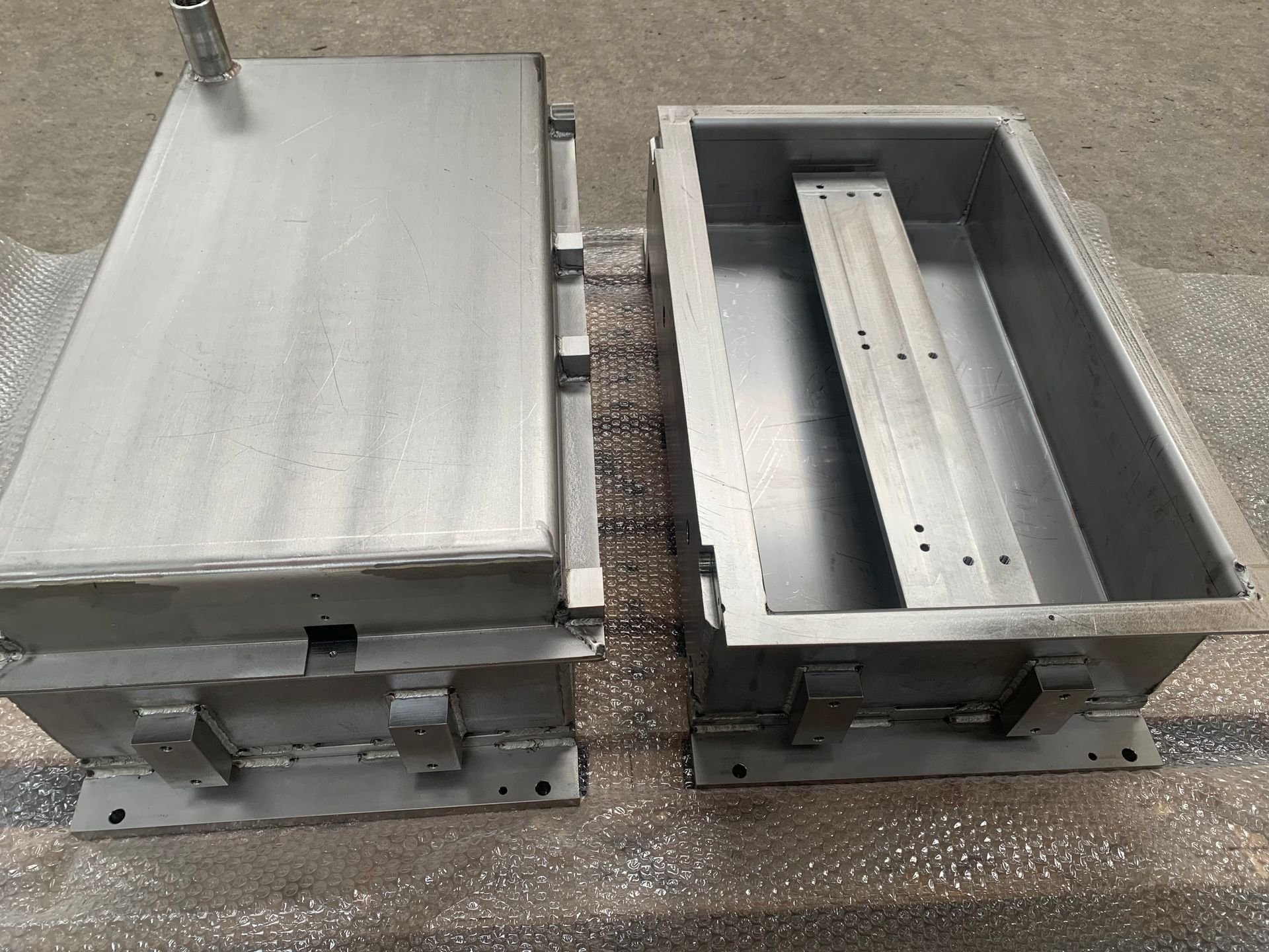 Deux blocs de métal au sol.