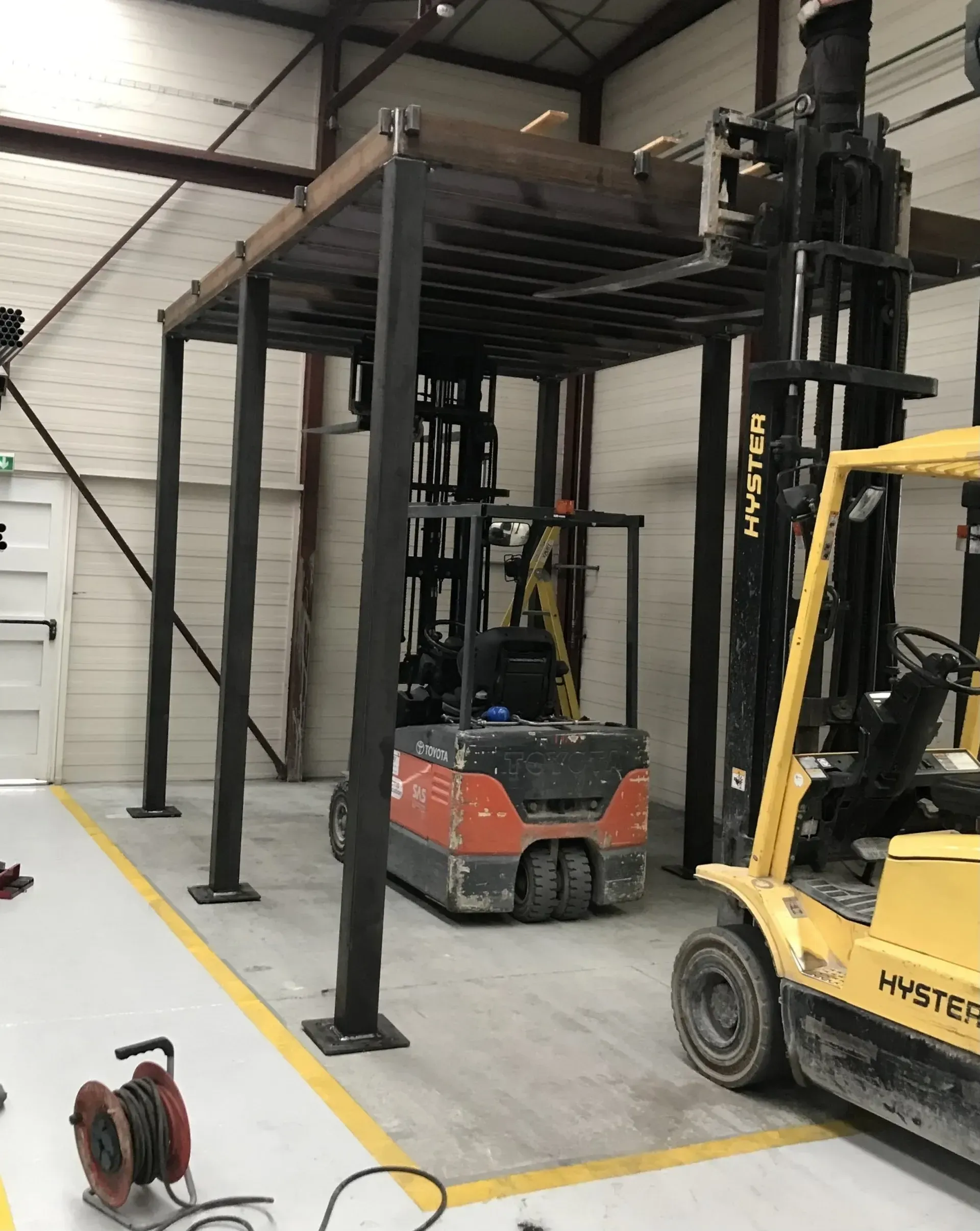 Transpalettes dans un entrepôt