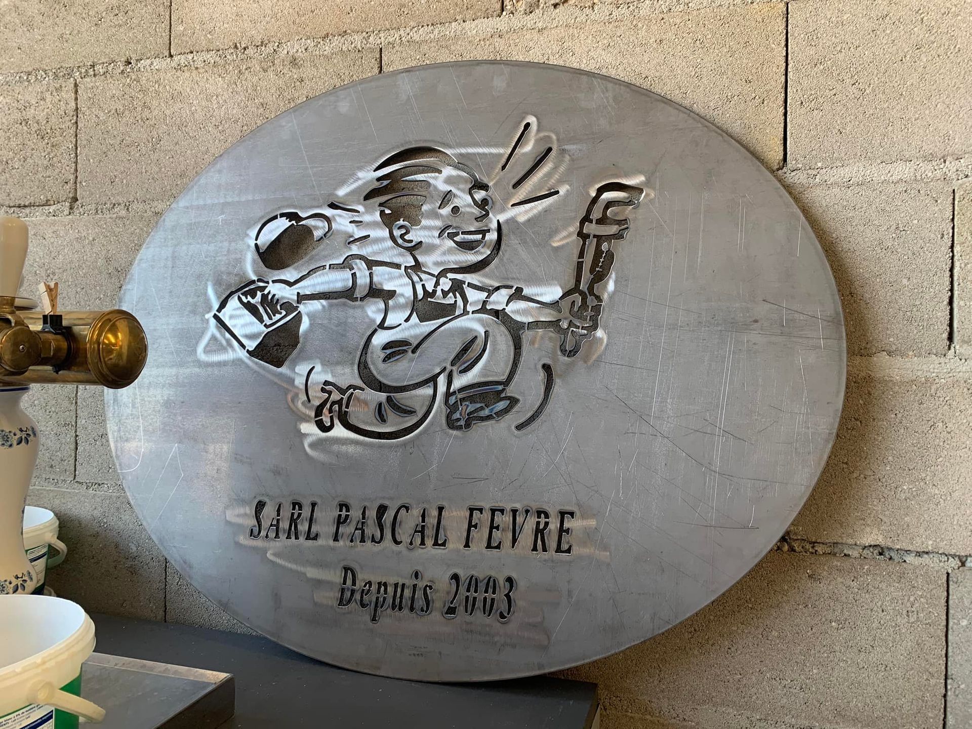 Enseigne découpée au rayon plasma