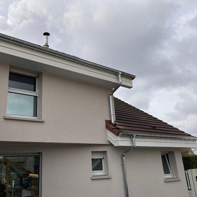 Zinguerie sur maison grise