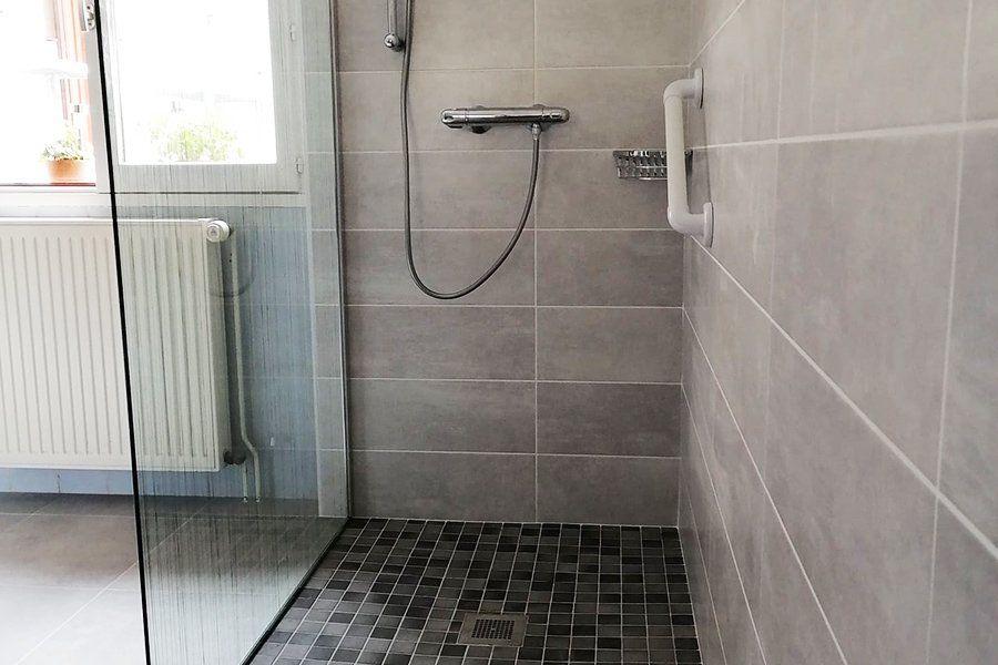 Salle de bains grise