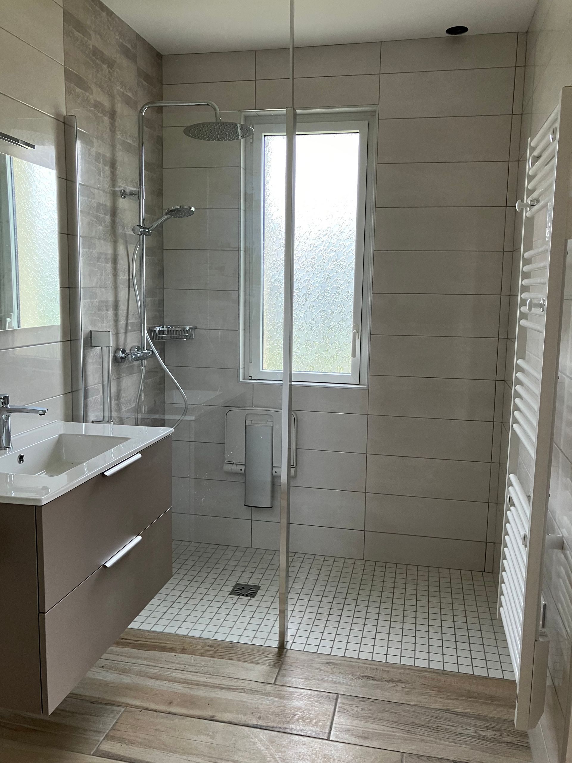 Pose de tuiles grises