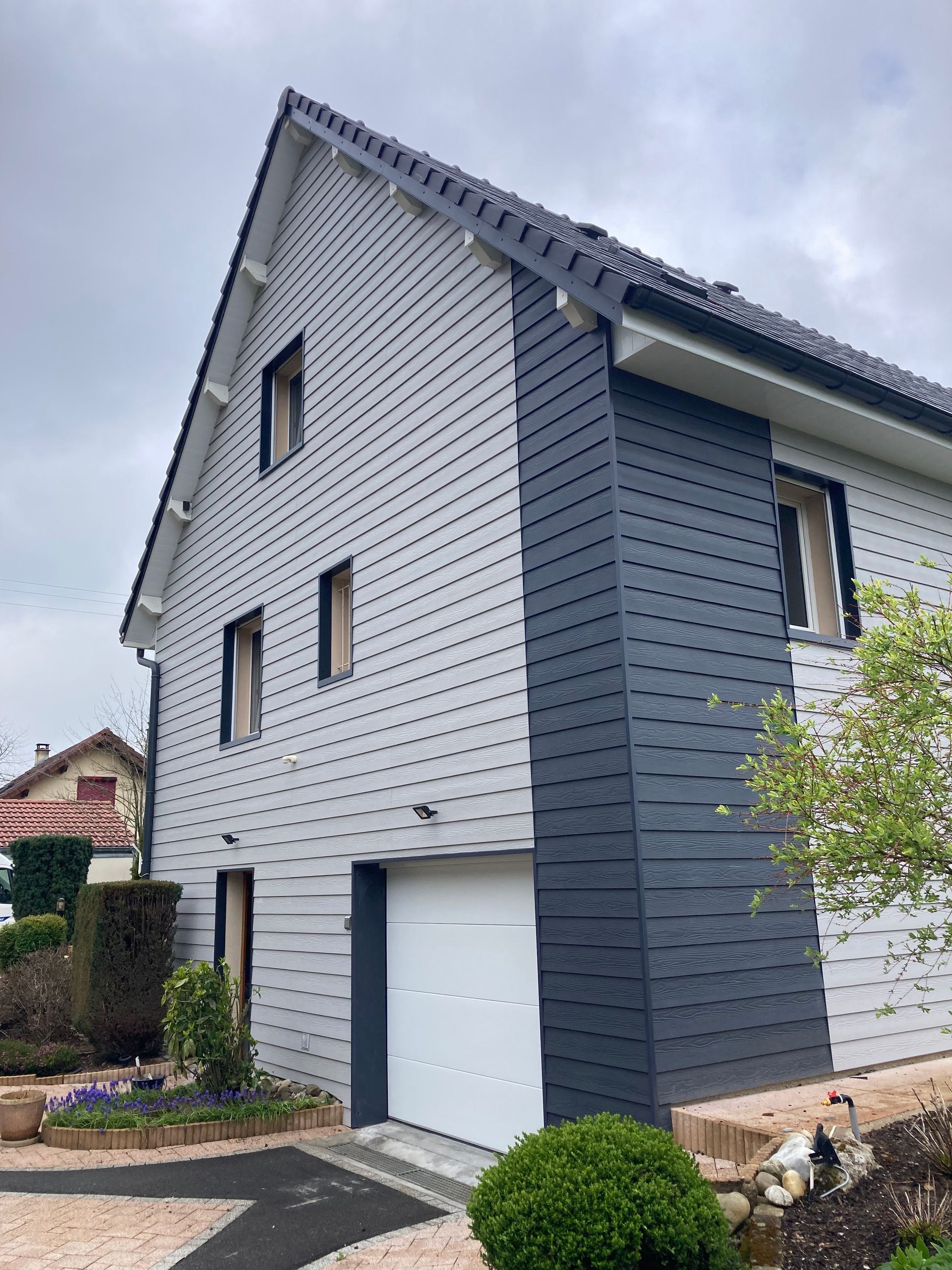 Maison avec bardage et balcon