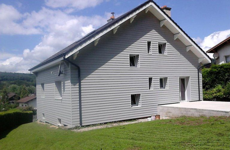 Maison avec bardage et belle pelouse