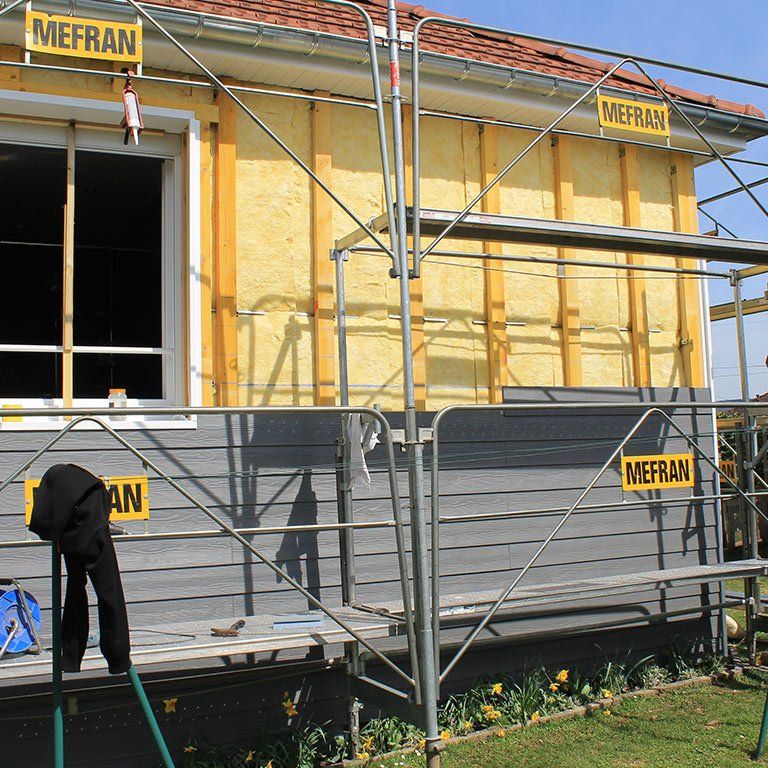 Installation du bardage en cours