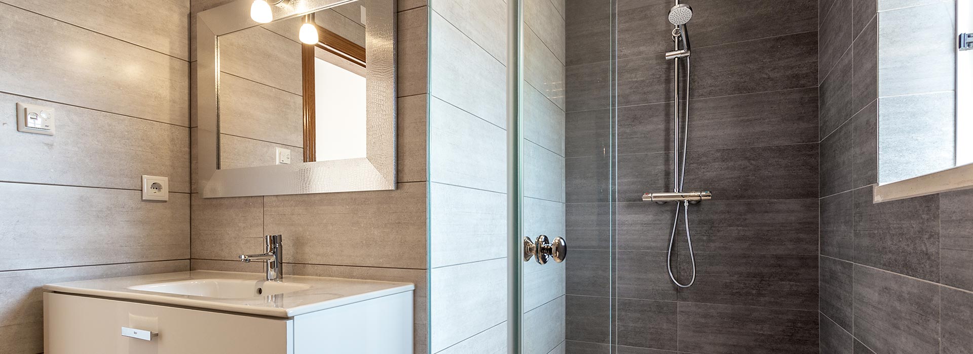 Salle de bain avec carrelage mural