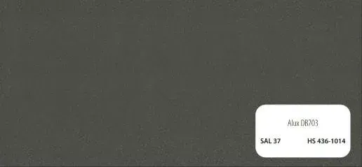 Muestra de color gris oscuro con etiqueta blanca que muestra información de color.