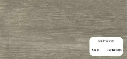 Una muestra de madera gris texturizada con una pequeña etiqueta blanca que muestra