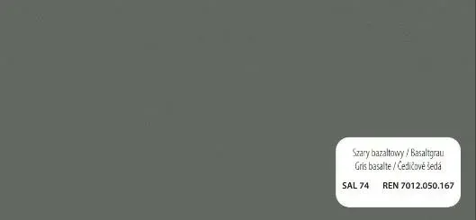 Una muestra rectangular de pintura gris con una etiqueta blanca en la esquina inferior derecha con texto.