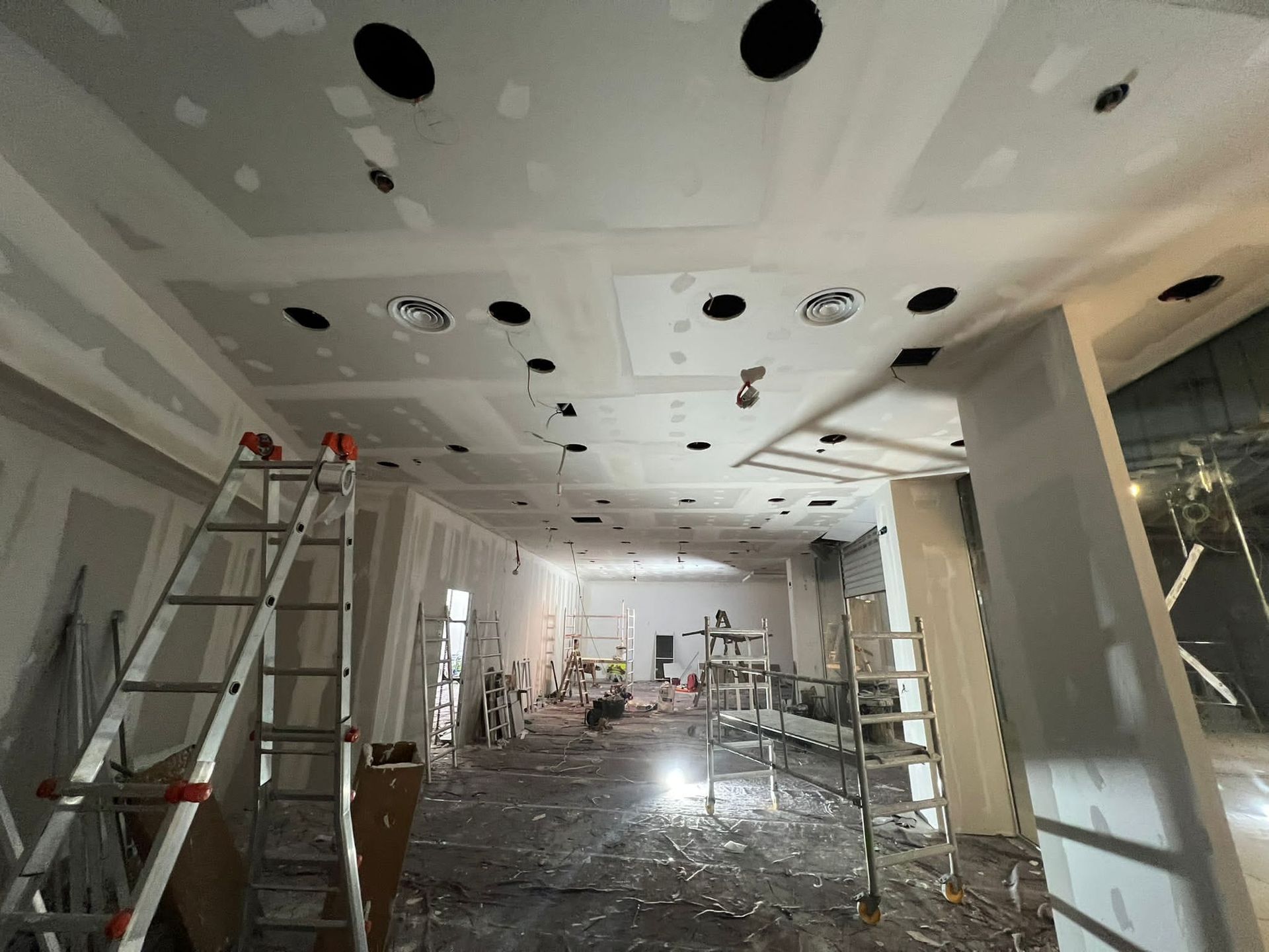 Una habitación grande con una escalera en el medio.