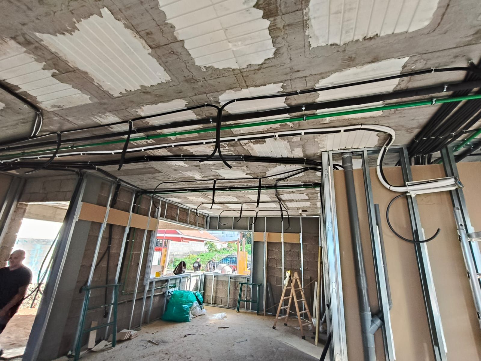 Un edificio en construcción con muchos cables colgando del techo.