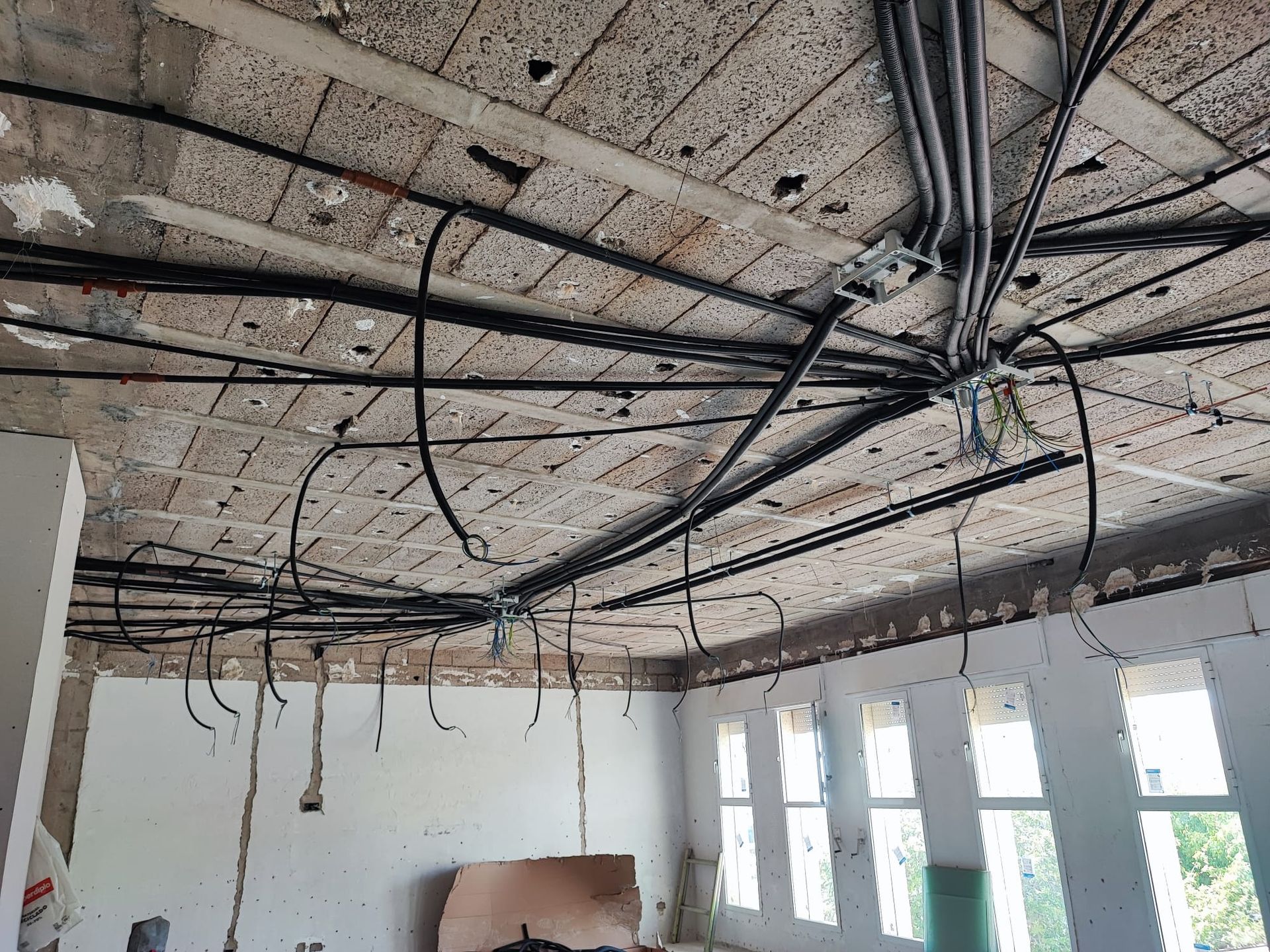 Una habitación con muchos cables colgando del techo.