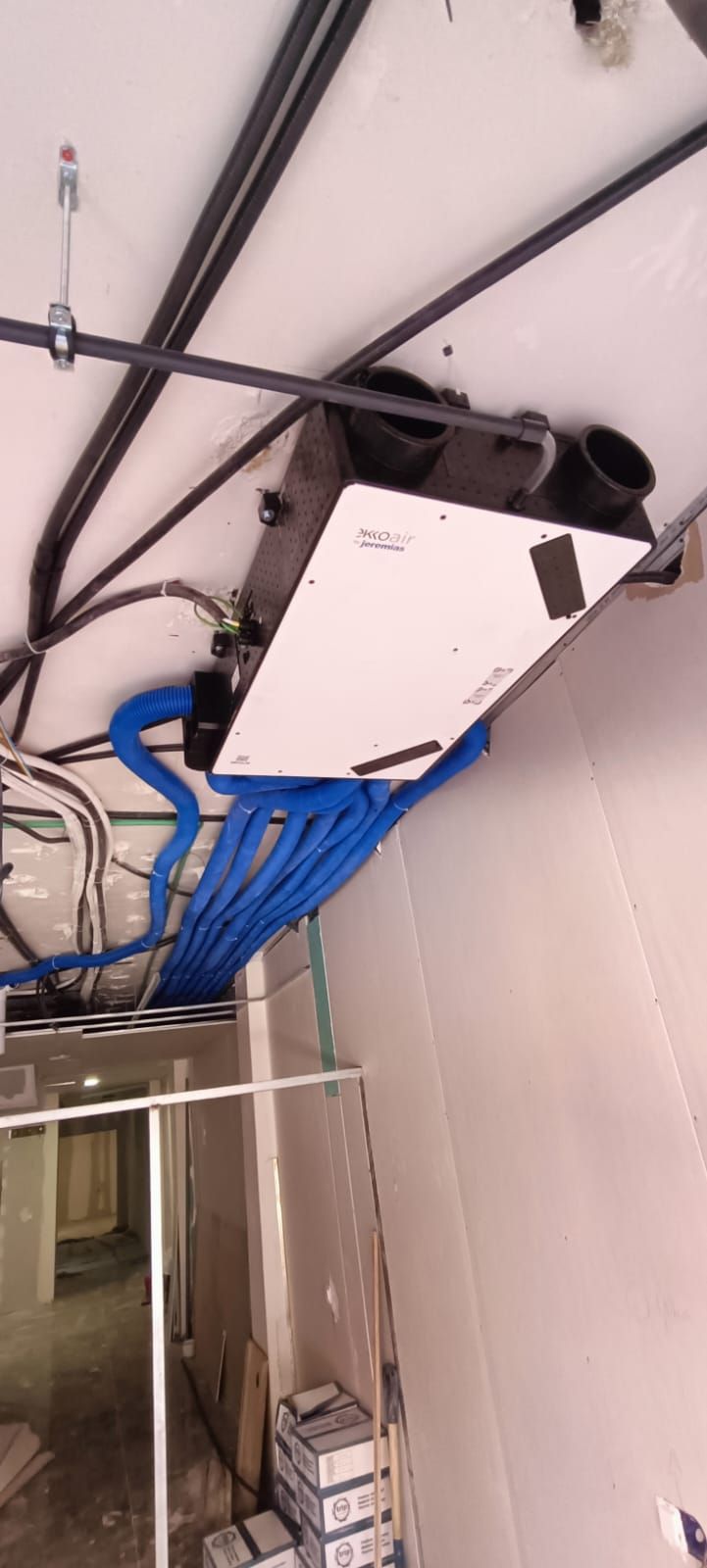 Una habitación con muchos cables colgando del techo.