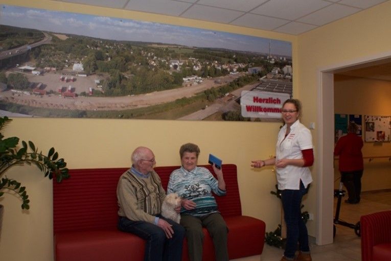 Zwei Personen sitzen auf eine Couch bei Margit's Pflegedienst