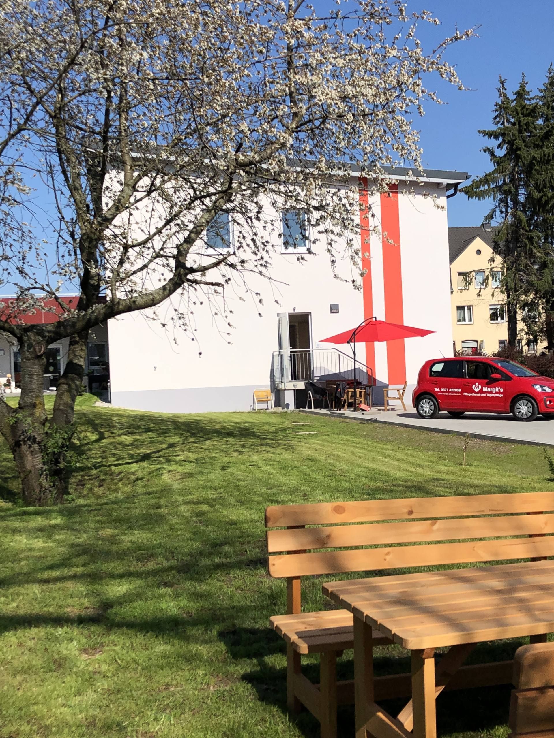 Eine Grüne Wiese vor der Gebäude von Margit's Pflegedienst