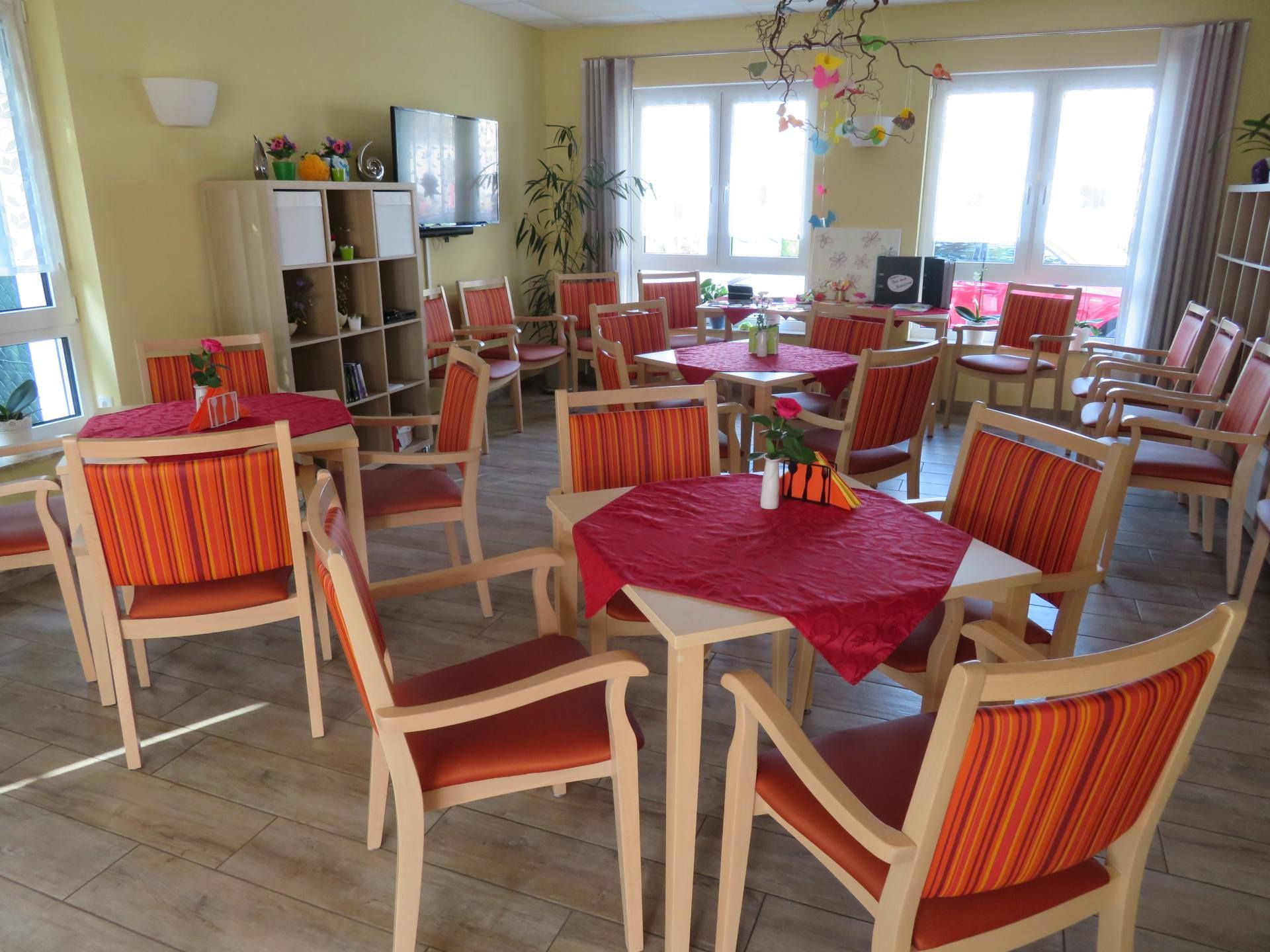 Stühle und Esstische in einem raum bei Margits Pflegedienst