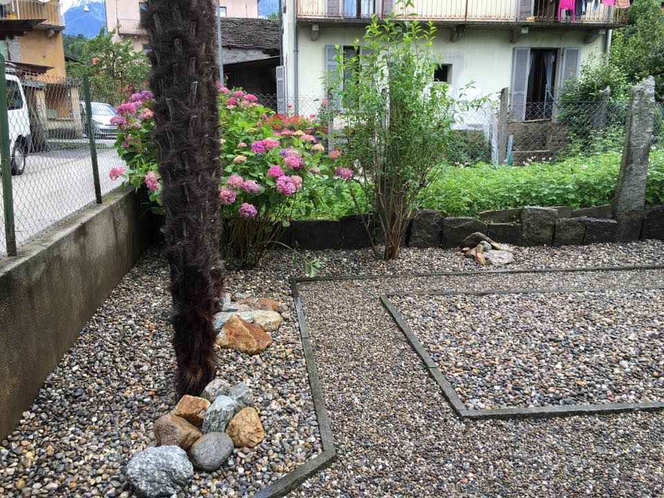 Mattia Biava Giardiniere - Giardino con rocce e sassi