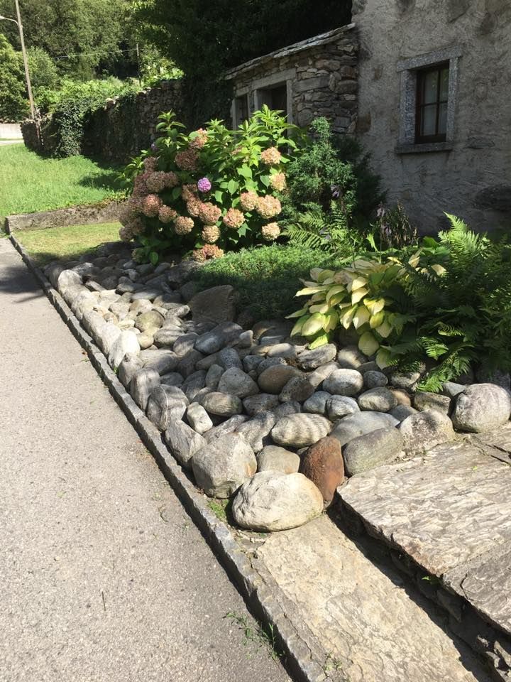 Mattia Biava Giardiniere - Manutenzione giardino con sassi e piante