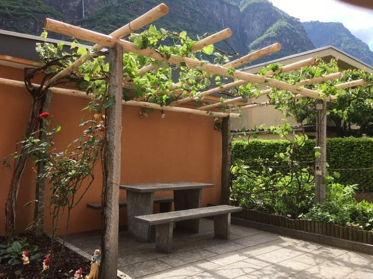 Mattia Biava Giardiniere - Pergole con pali di castagno
