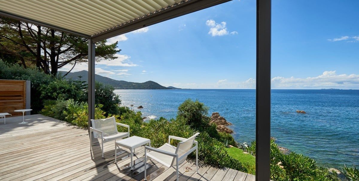 Pergola bioclimatique avec des lames qui s'inclinent et s'orientent