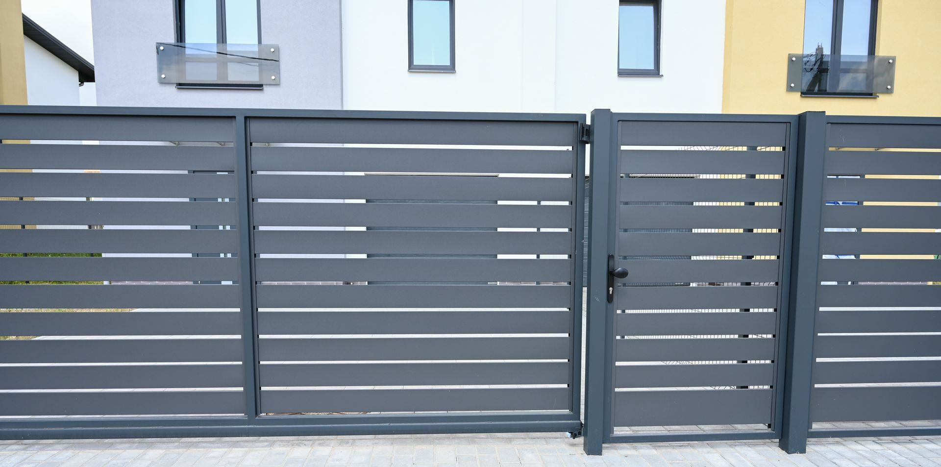 Portail gris en aluminium