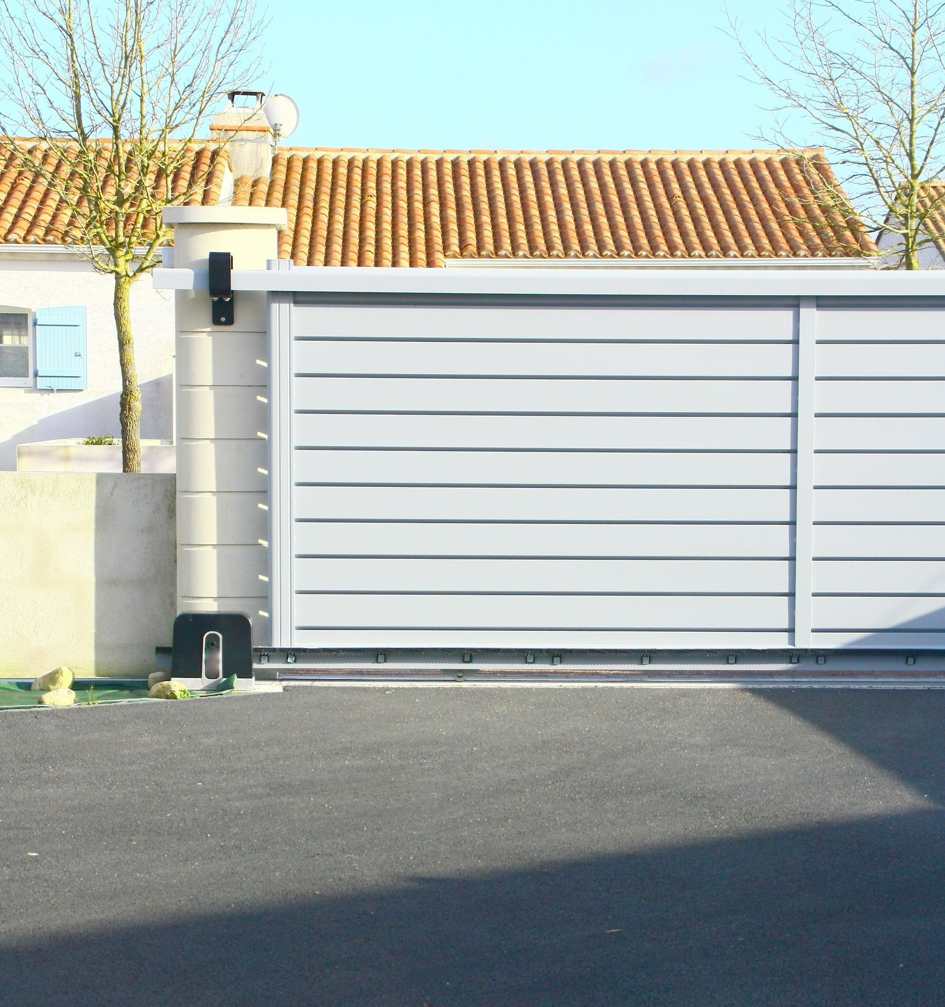 Portail motorisé blanc