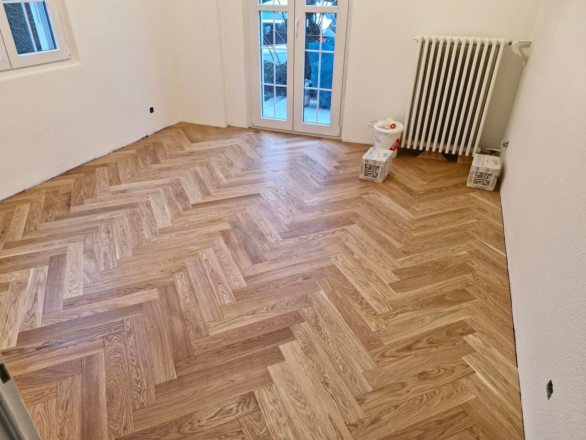 Parquet en bois franc à chevrons de couleur claire