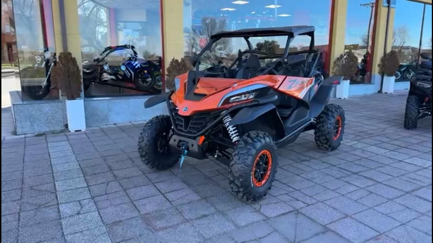 Cascos en estantes de pared rojos: blanco, negro y otros colores a la venta en una tienda.