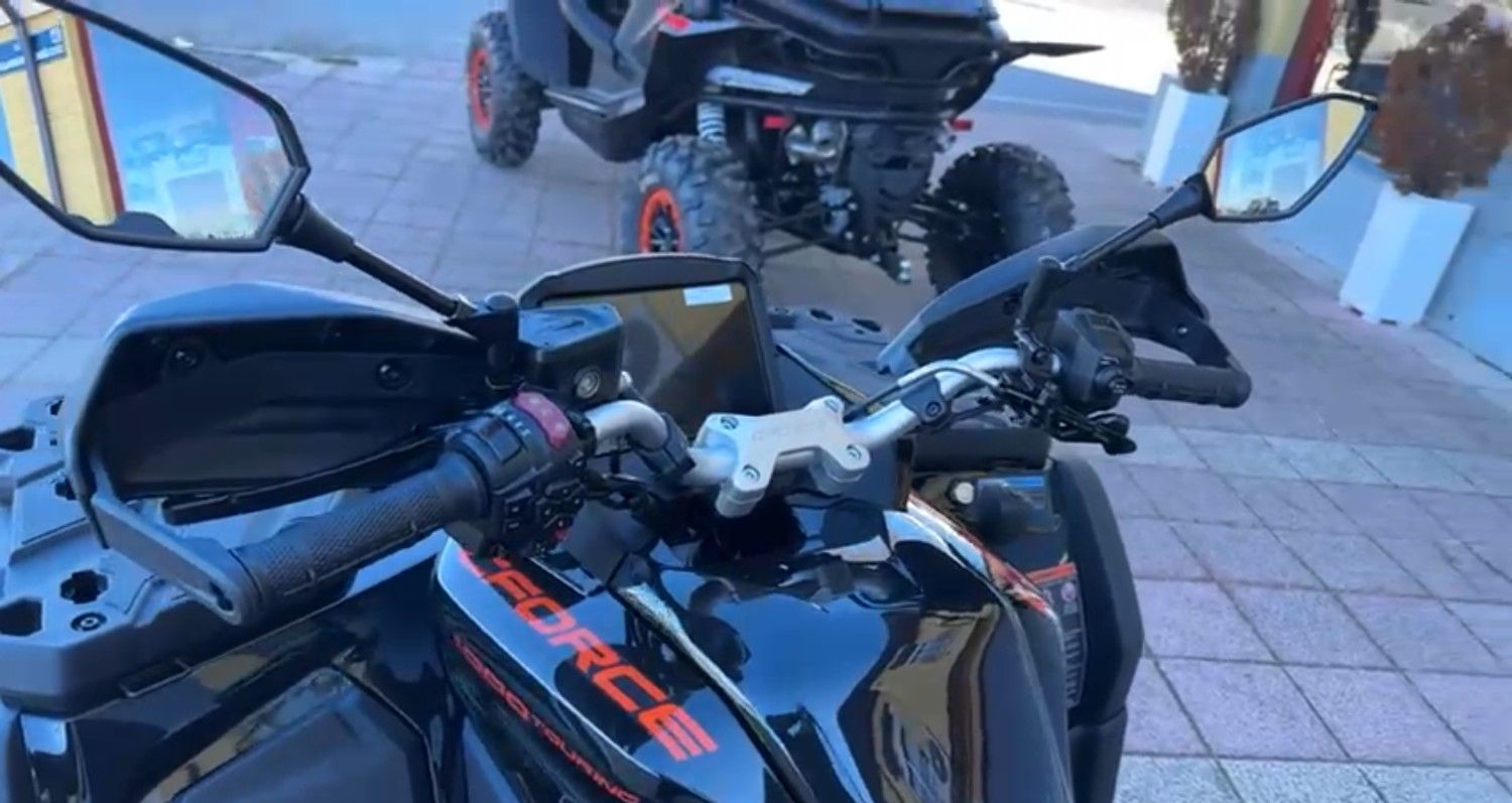 Equipos de motocicleta y bicicletas exhibidos en una tienda, incluidos cascos, chaquetas y un scooter.