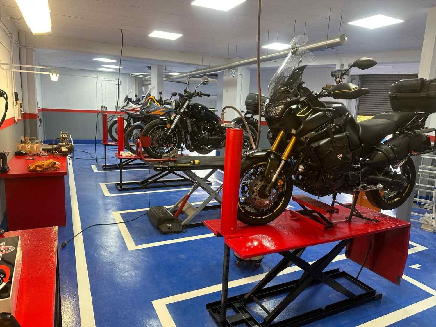 Taller de reparación de motocicletas con bancos de trabajo
