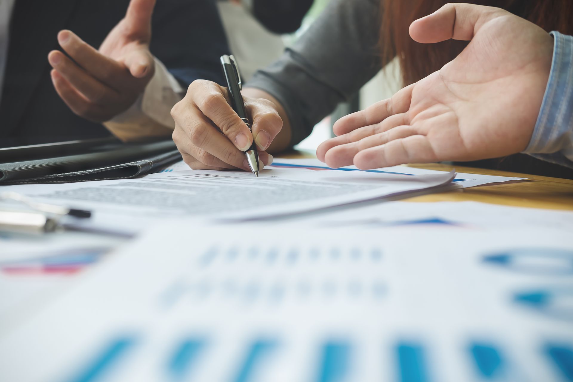 Femme apposant sa signature sur un document