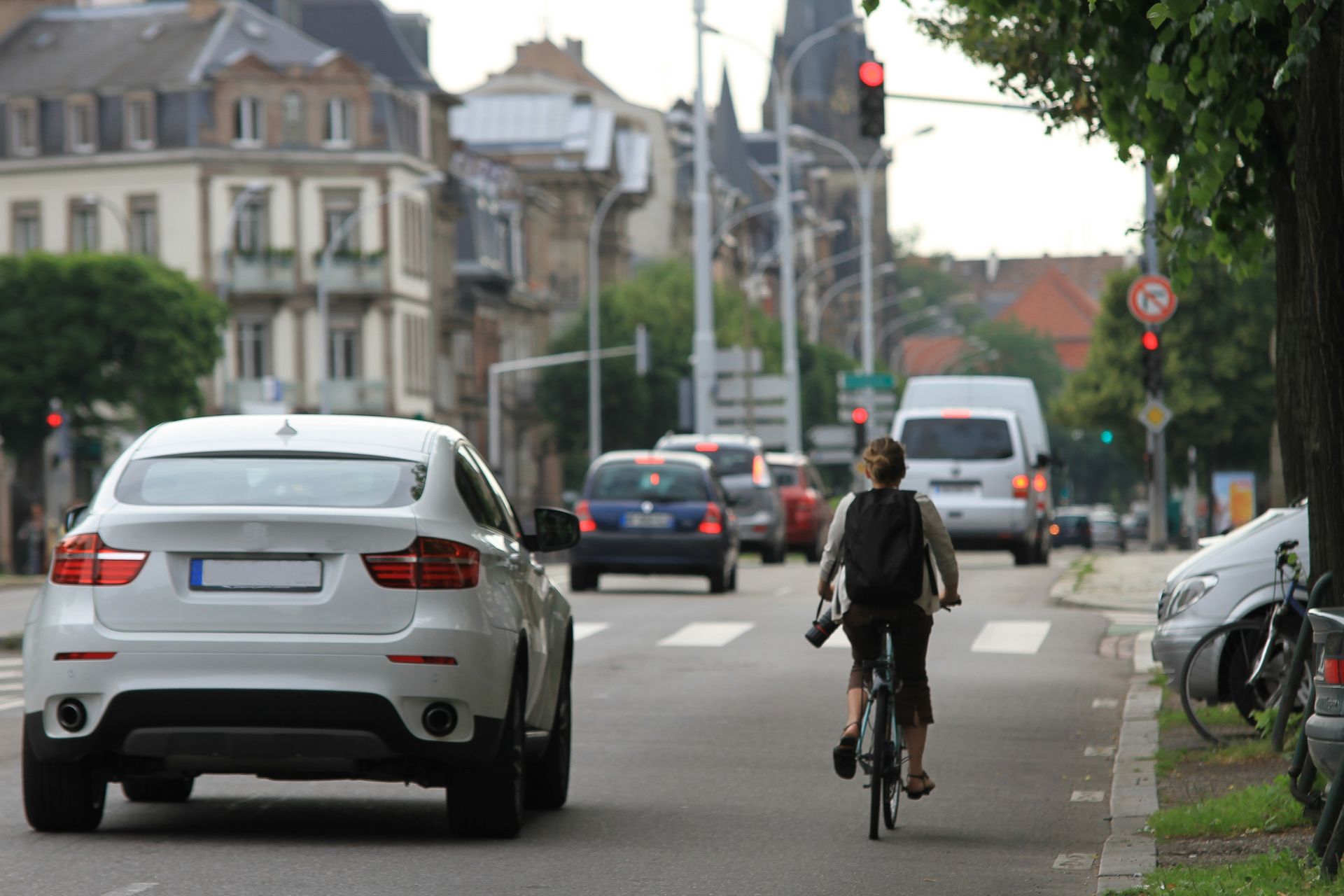 Vélo roulant à côté d'une voiture en ville