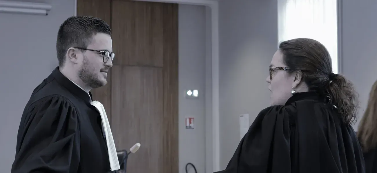 Maître Augereau et Schuletzki en tenue d'avocat