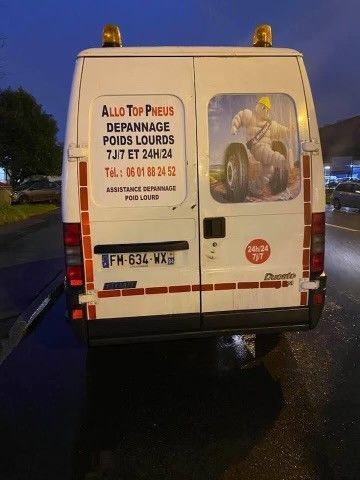 Dos de la dépanneuse de nuit