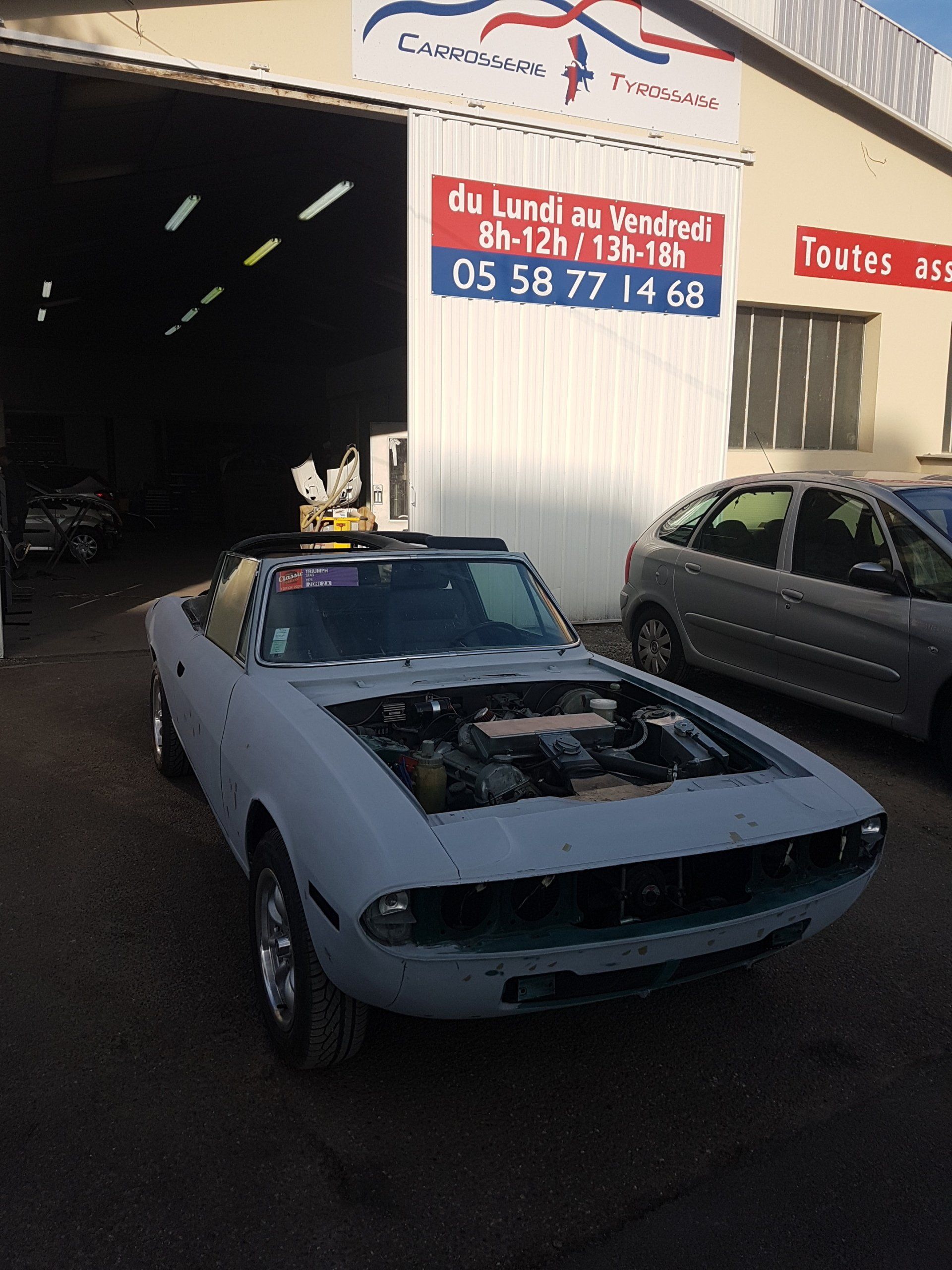 Capot avant ouvert voiture blanche