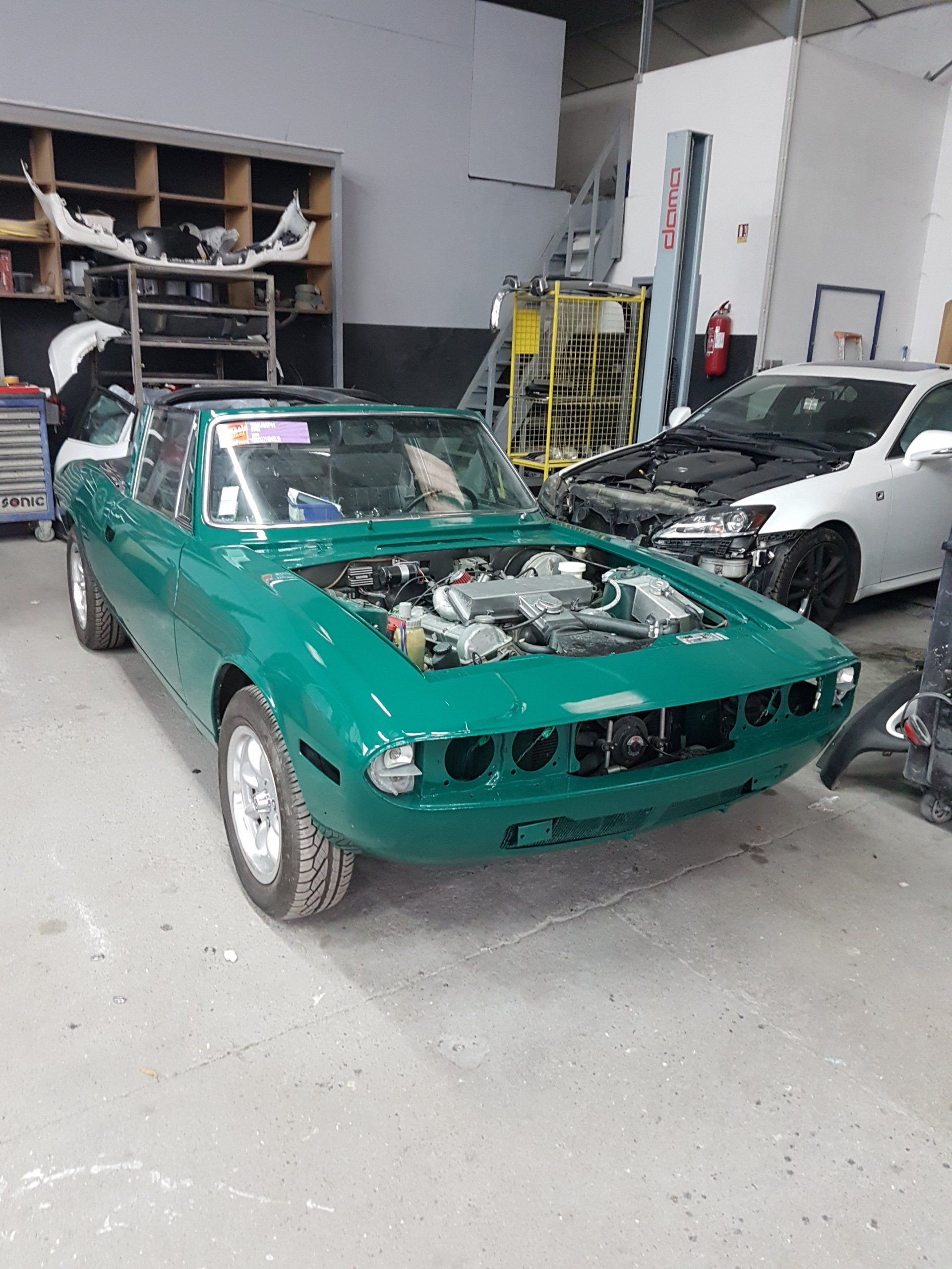 Ancien véhicule avec capot ouvert