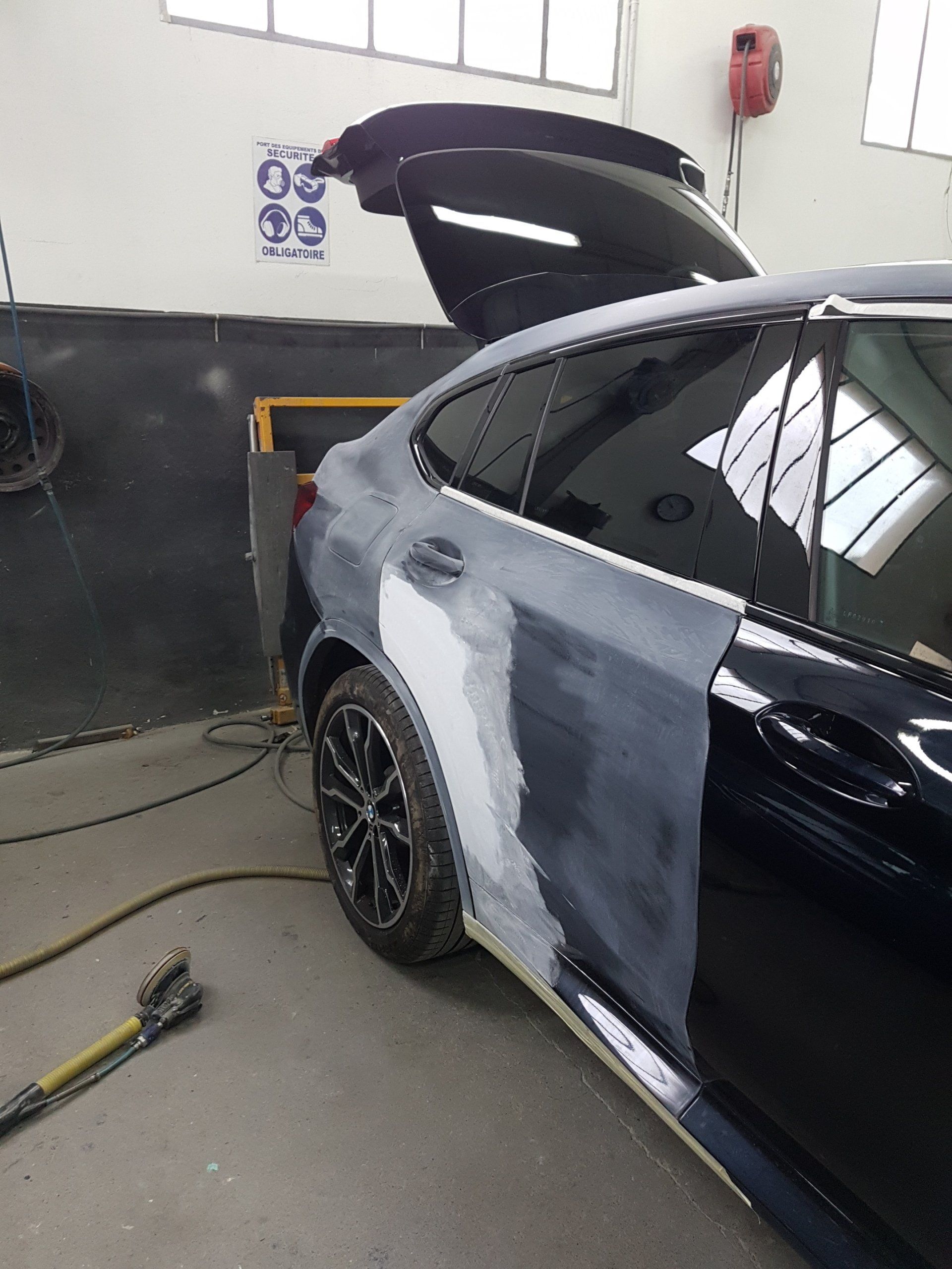 Voiture abîmée sur l'arrière droit