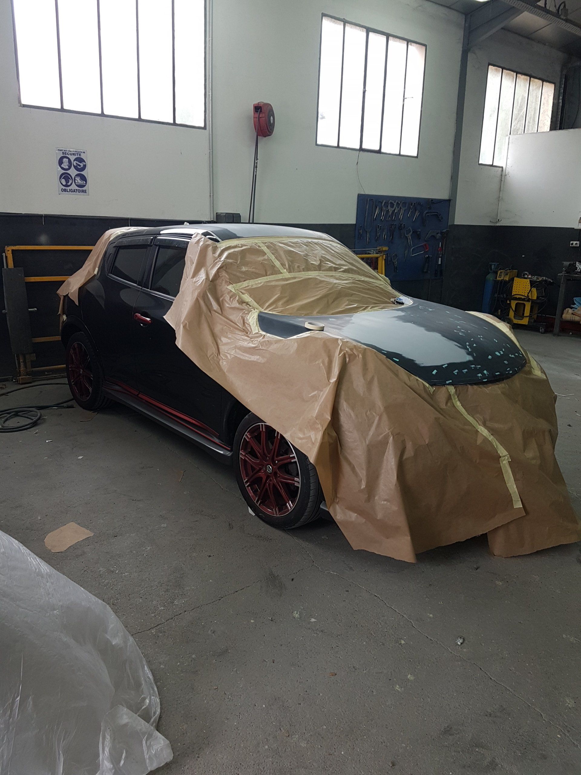 Bâche sur avant d'une voiture